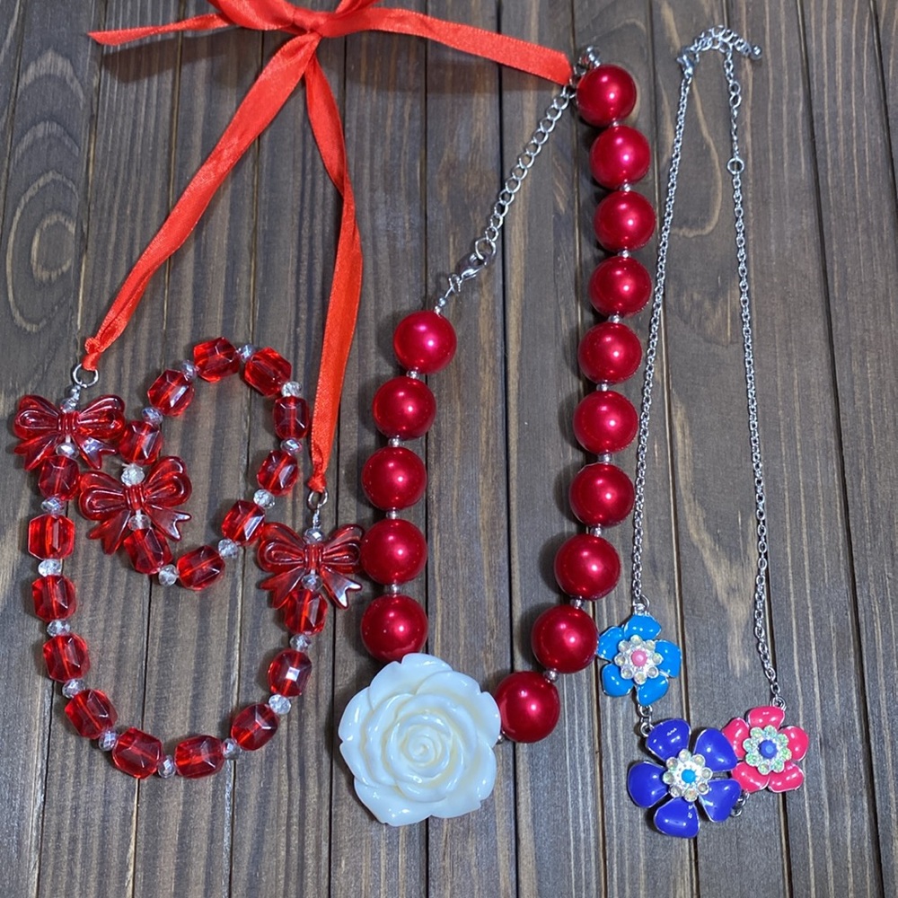 Lot of 4 kid’s jewelry. 3 necklaces & 1 bracelet - costume - great condition